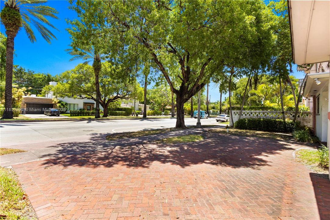 最近售出: $1,499,000 (3 贝兹, 2 浴室, 1932 平方英尺)