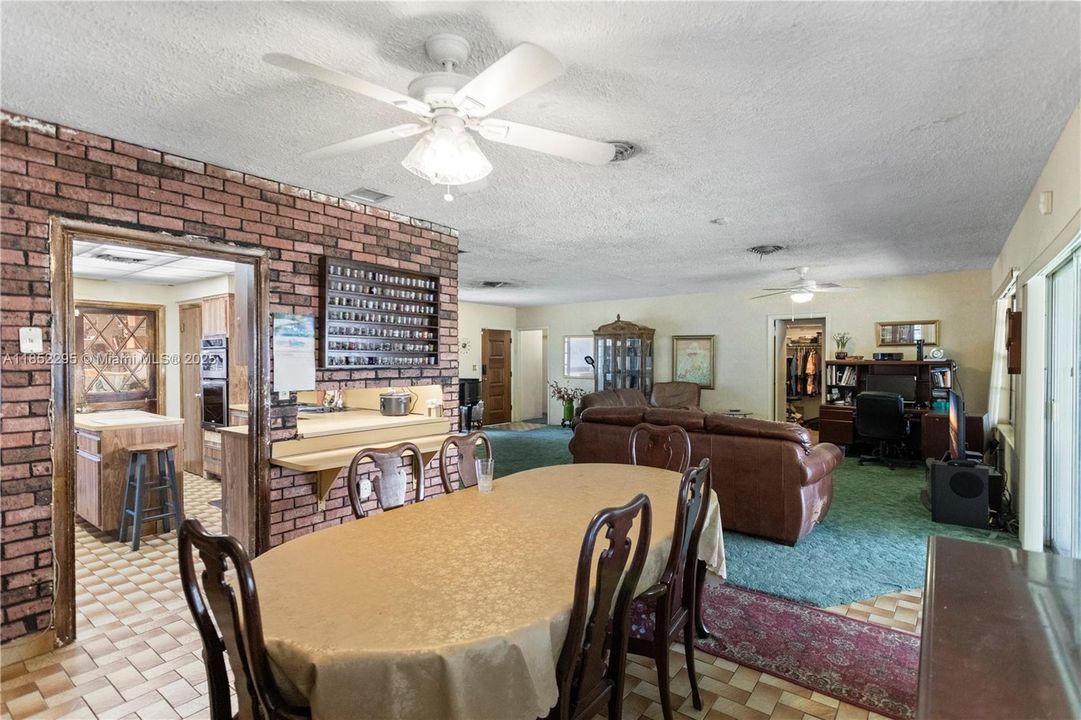 最近售出: $1,499,000 (3 贝兹, 2 浴室, 1932 平方英尺)