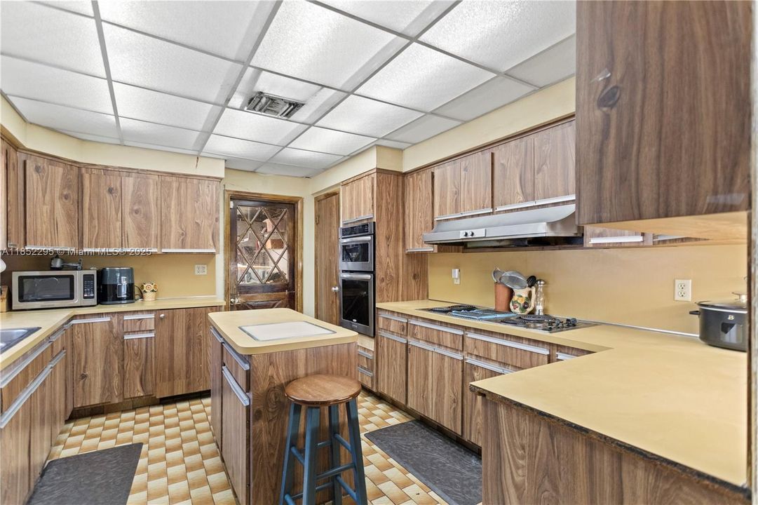 最近售出: $1,499,000 (3 贝兹, 2 浴室, 1932 平方英尺)