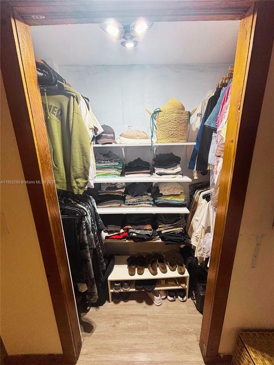 For Sale: $1,100,000 (2 beds, 2 baths, 1420 Square Feet)