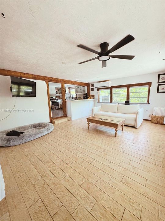 For Sale: $1,100,000 (2 beds, 2 baths, 1420 Square Feet)