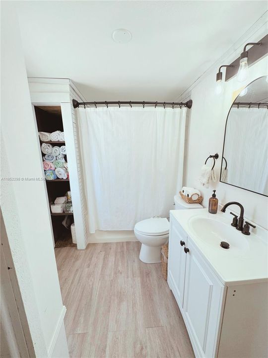 For Sale: $1,100,000 (2 beds, 2 baths, 1420 Square Feet)