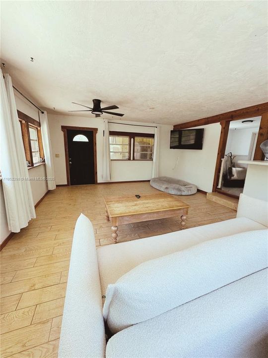 For Sale: $1,100,000 (2 beds, 2 baths, 1420 Square Feet)