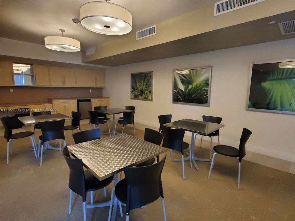 待售: $395,000 (1 贝兹, 1 浴室, 824 平方英尺)