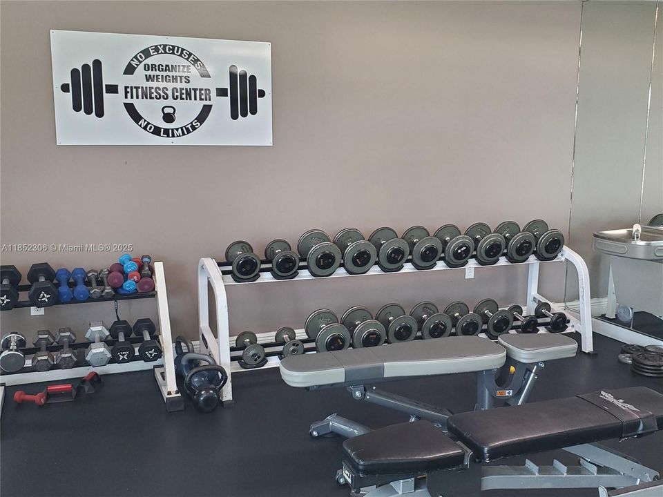 待售: $395,000 (1 贝兹, 1 浴室, 824 平方英尺)