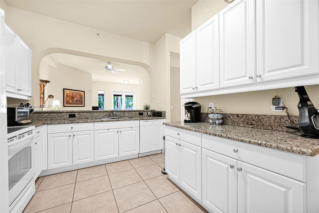 Activo con contrato: $370,000 (3 camas, 2 baños, 1707 Pies cuadrados)