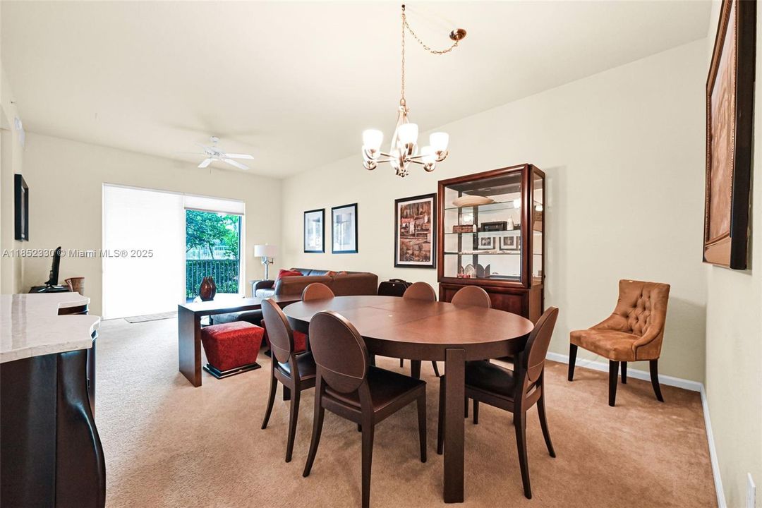 Activo con contrato: $370,000 (3 camas, 2 baños, 1707 Pies cuadrados)