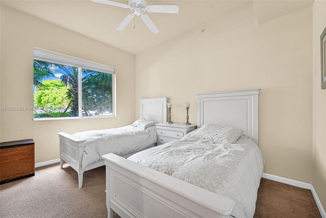 Activo con contrato: $370,000 (3 camas, 2 baños, 1707 Pies cuadrados)