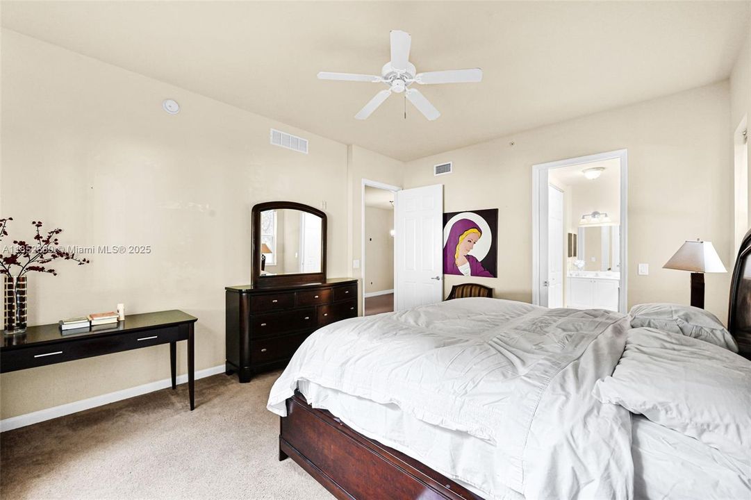 Activo con contrato: $370,000 (3 camas, 2 baños, 1707 Pies cuadrados)