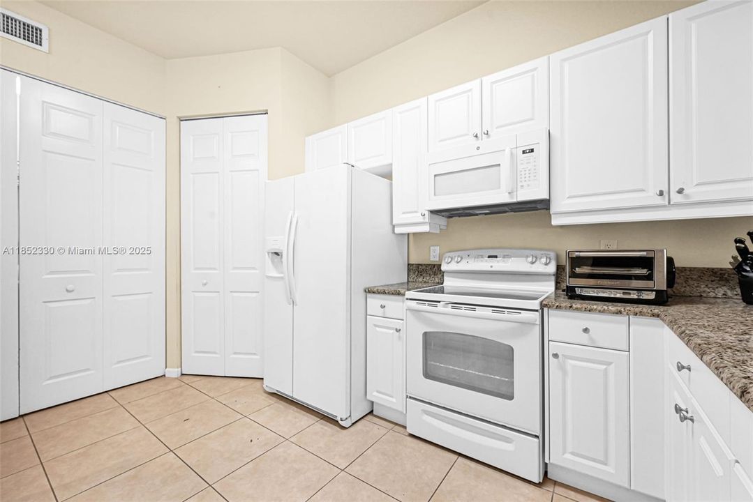 Activo con contrato: $370,000 (3 camas, 2 baños, 1707 Pies cuadrados)