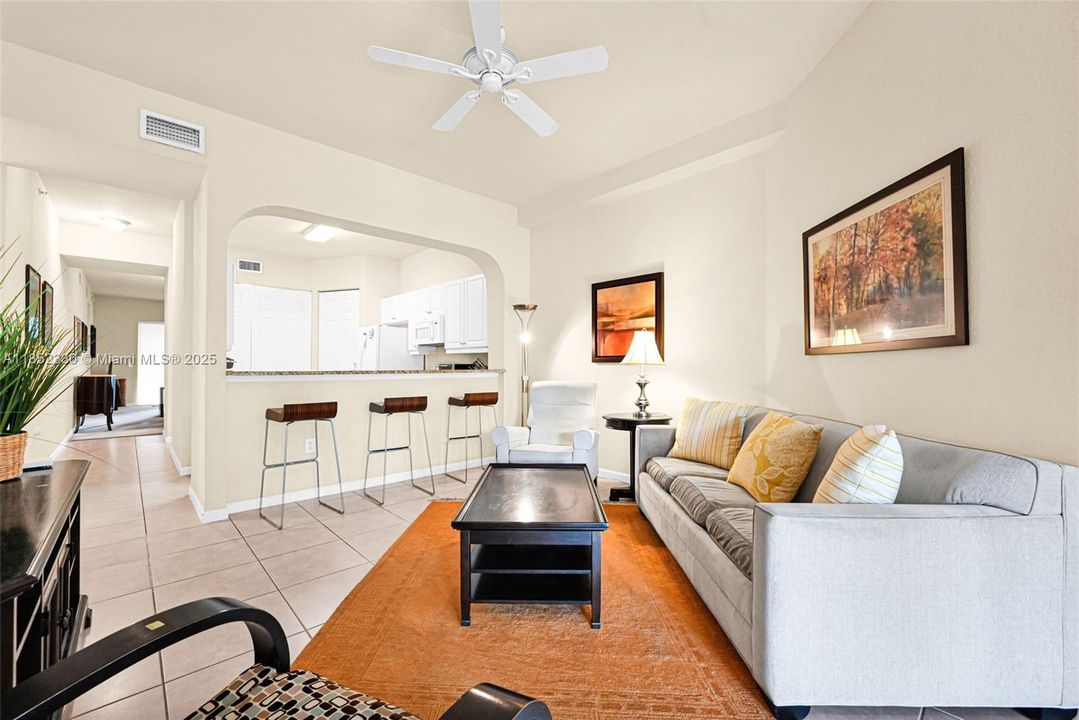 Activo con contrato: $370,000 (3 camas, 2 baños, 1707 Pies cuadrados)