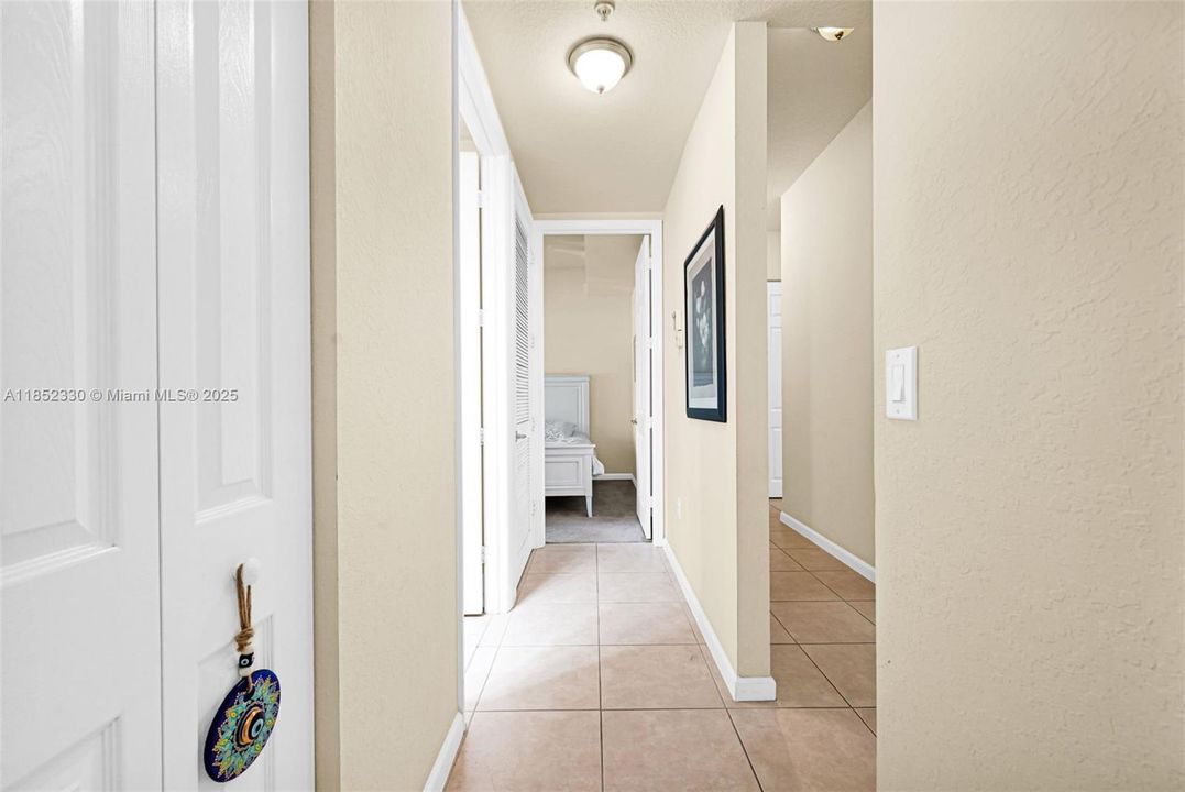 Activo con contrato: $370,000 (3 camas, 2 baños, 1707 Pies cuadrados)