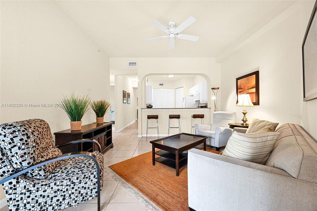 Activo con contrato: $370,000 (3 camas, 2 baños, 1707 Pies cuadrados)