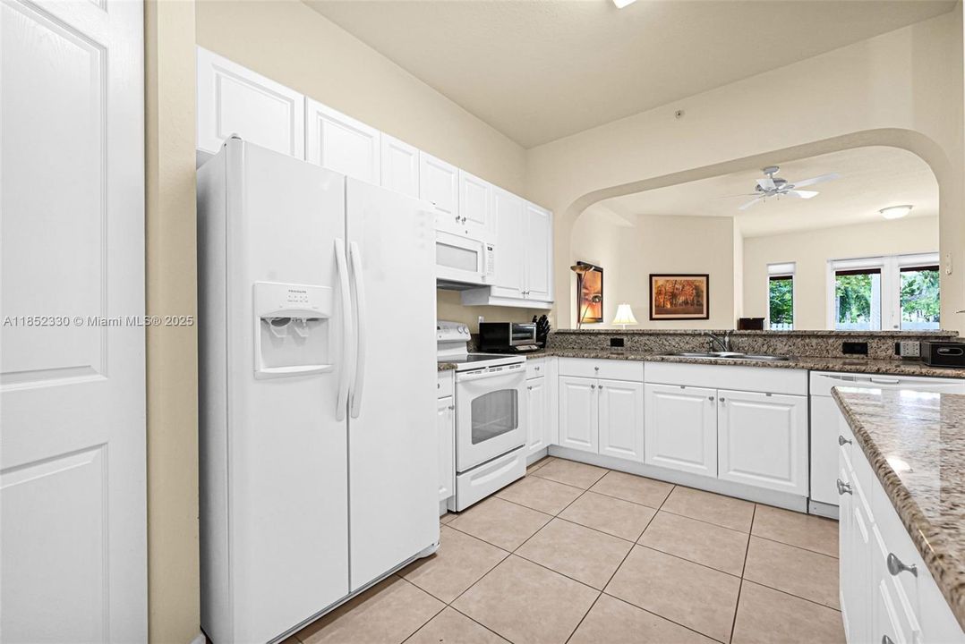 Activo con contrato: $370,000 (3 camas, 2 baños, 1707 Pies cuadrados)