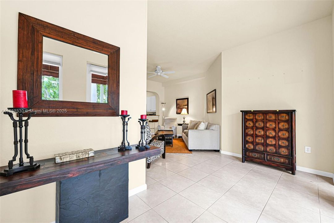 Activo con contrato: $370,000 (3 camas, 2 baños, 1707 Pies cuadrados)