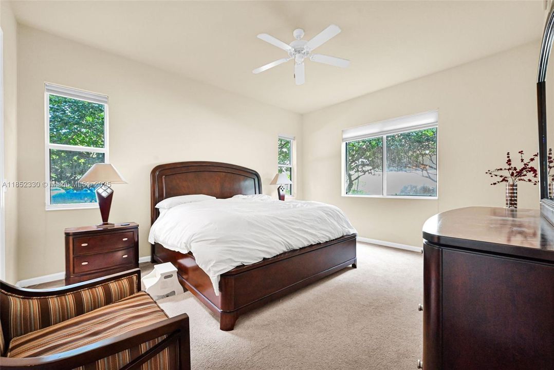 Activo con contrato: $370,000 (3 camas, 2 baños, 1707 Pies cuadrados)