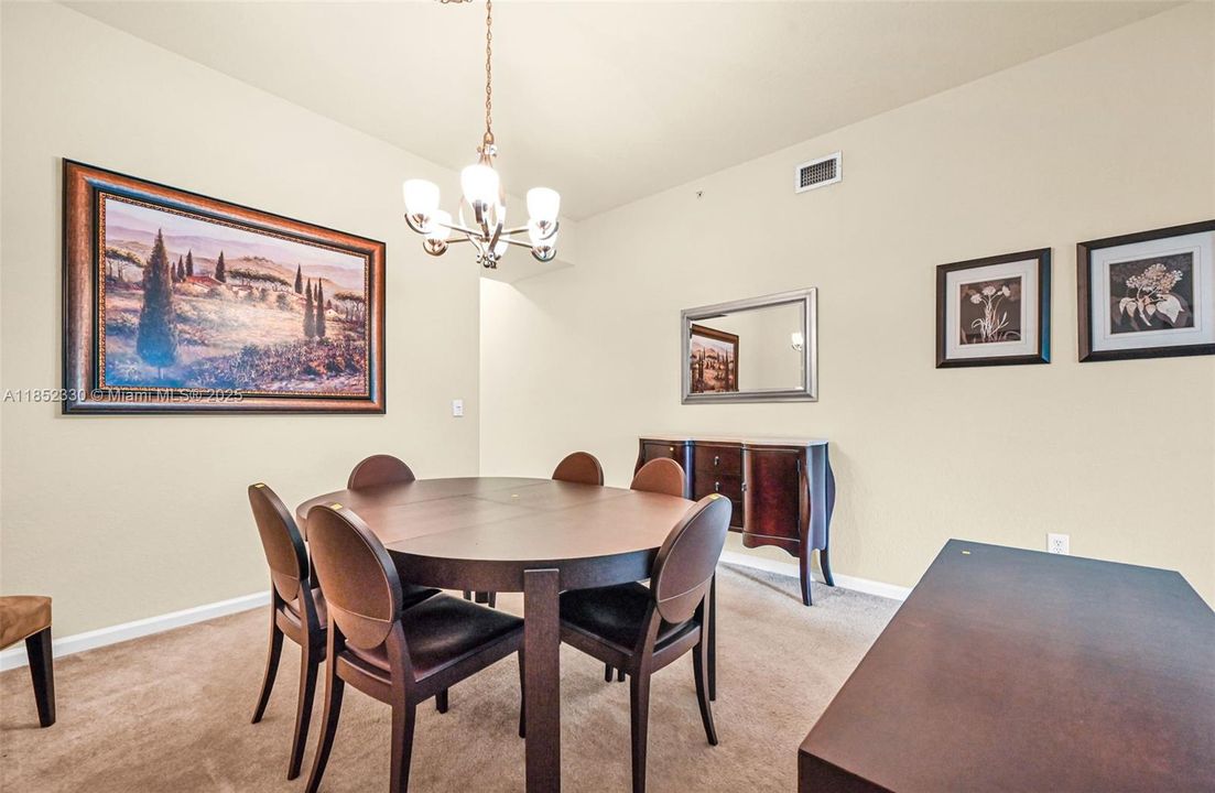 Activo con contrato: $370,000 (3 camas, 2 baños, 1707 Pies cuadrados)