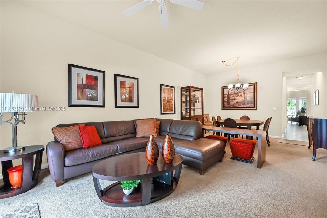 Activo con contrato: $370,000 (3 camas, 2 baños, 1707 Pies cuadrados)