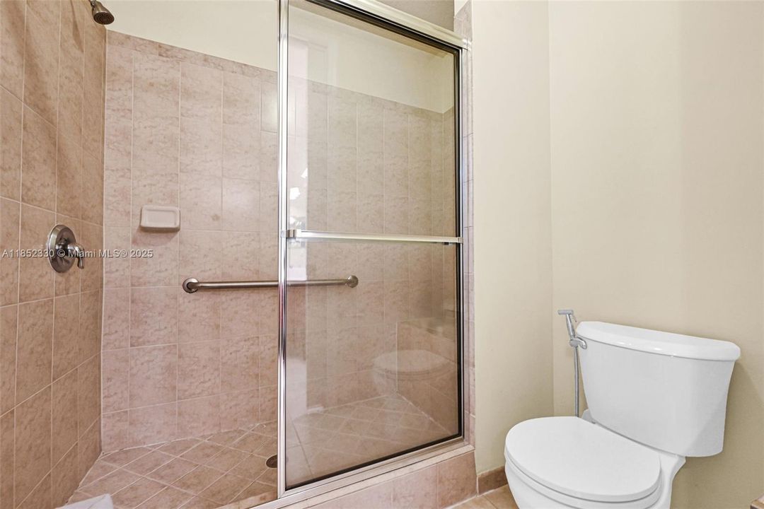 Activo con contrato: $370,000 (3 camas, 2 baños, 1707 Pies cuadrados)