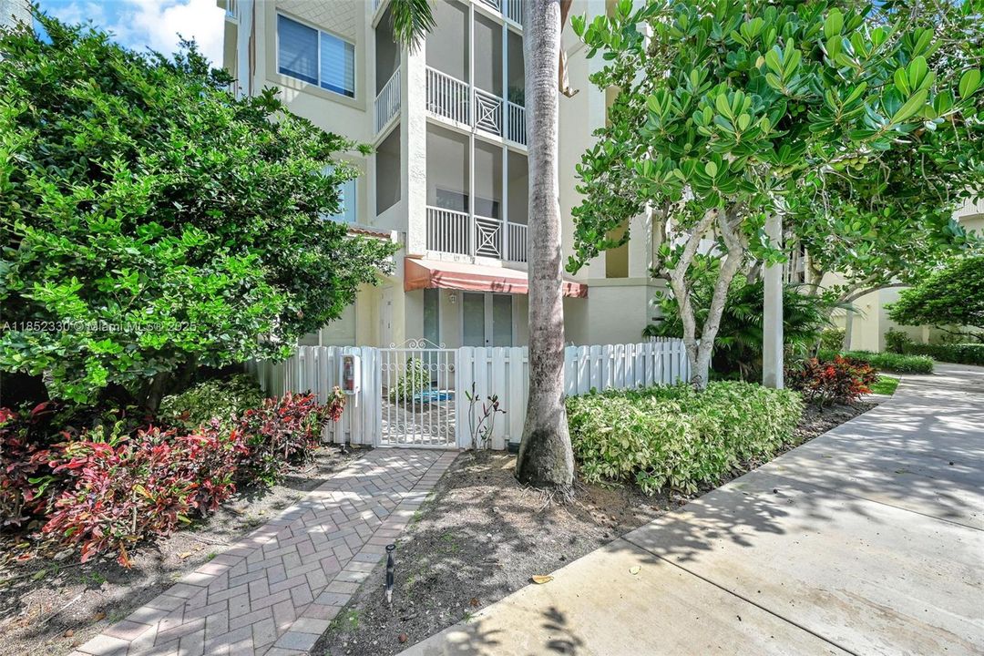 Activo con contrato: $370,000 (3 camas, 2 baños, 1707 Pies cuadrados)