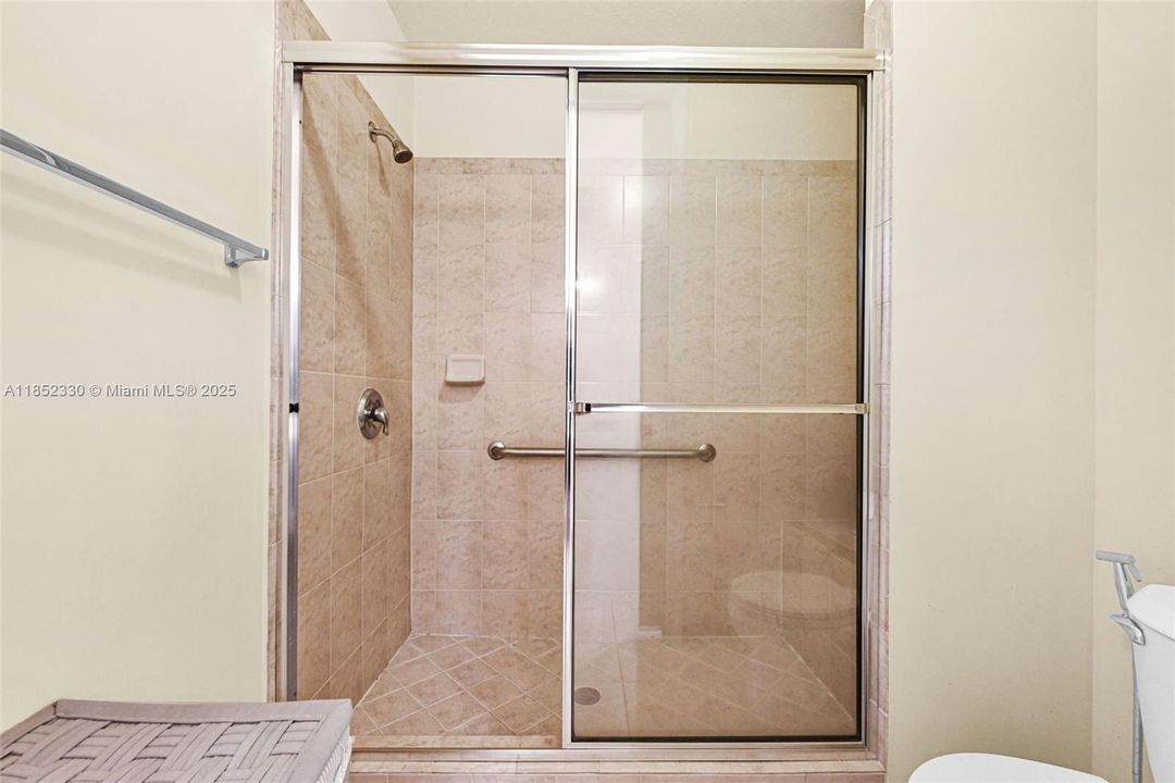 Activo con contrato: $370,000 (3 camas, 2 baños, 1707 Pies cuadrados)