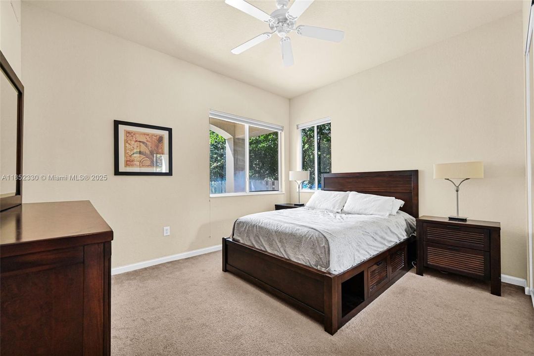 Activo con contrato: $370,000 (3 camas, 2 baños, 1707 Pies cuadrados)