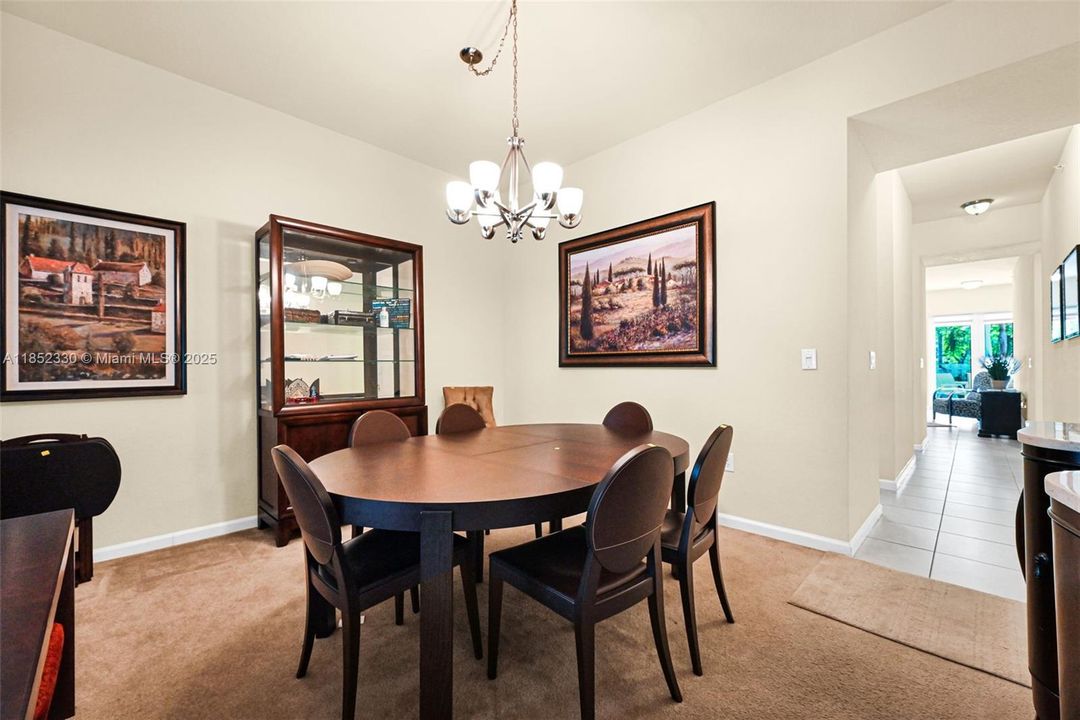 Activo con contrato: $370,000 (3 camas, 2 baños, 1707 Pies cuadrados)