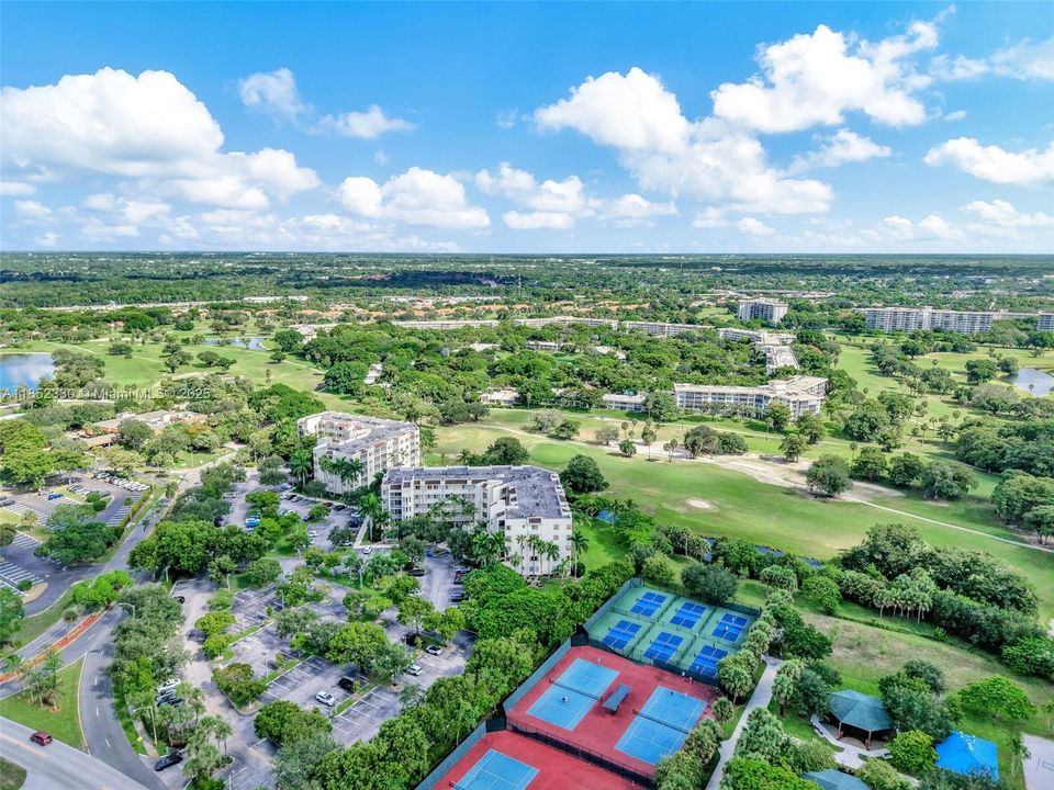 Activo con contrato: $370,000 (3 camas, 2 baños, 1707 Pies cuadrados)