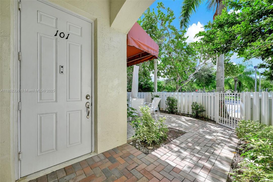 Activo con contrato: $370,000 (3 camas, 2 baños, 1707 Pies cuadrados)