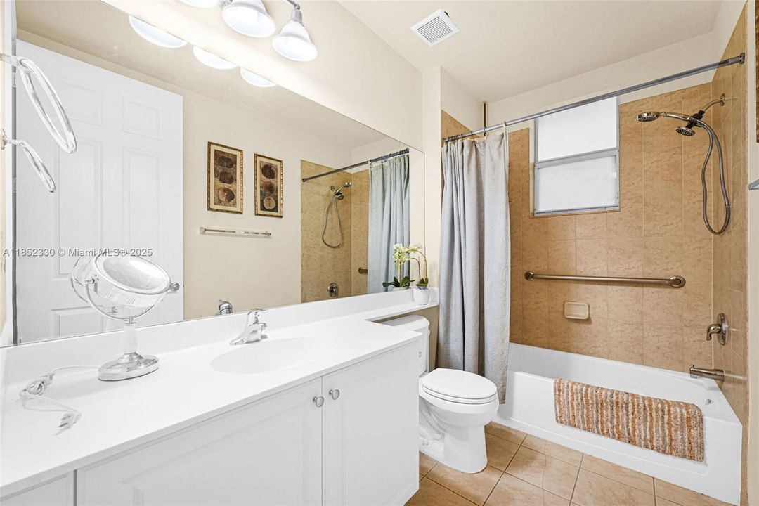 Activo con contrato: $370,000 (3 camas, 2 baños, 1707 Pies cuadrados)