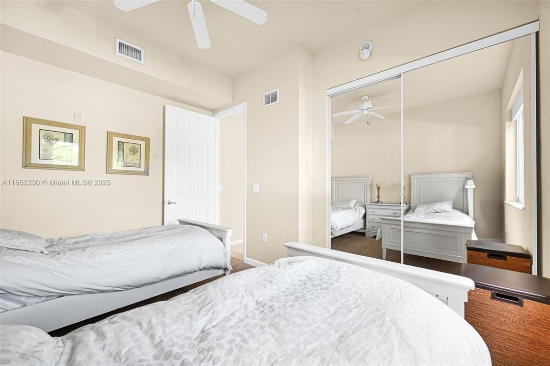 Activo con contrato: $370,000 (3 camas, 2 baños, 1707 Pies cuadrados)