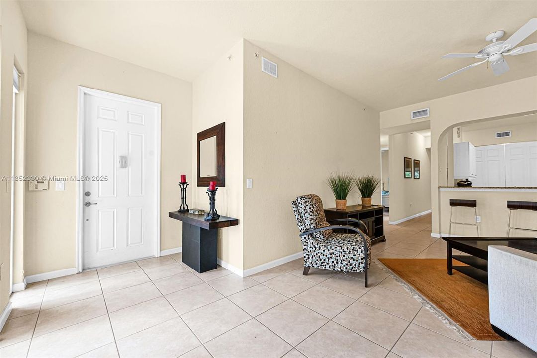 Activo con contrato: $370,000 (3 camas, 2 baños, 1707 Pies cuadrados)