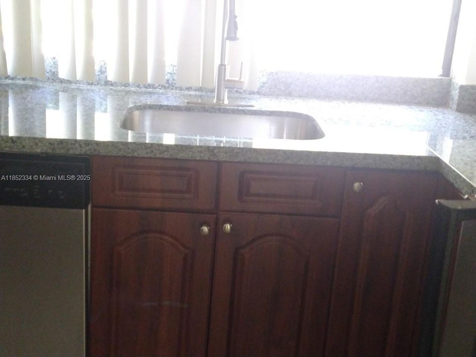 For Rent: $2,200 (1 beds, 1 baths, 767 Square Feet)