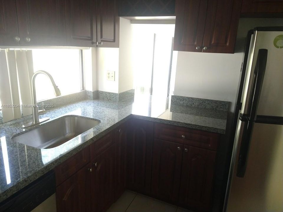 For Rent: $2,200 (1 beds, 1 baths, 767 Square Feet)