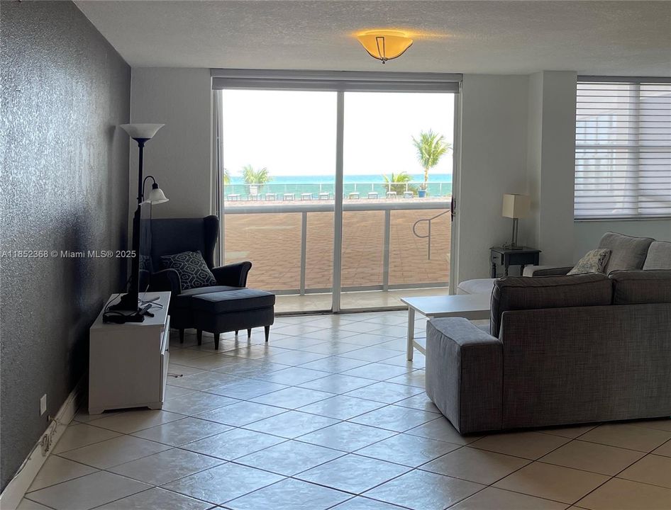 For Sale: $545,000 (2 beds, 2 baths, 1290 Square Feet)