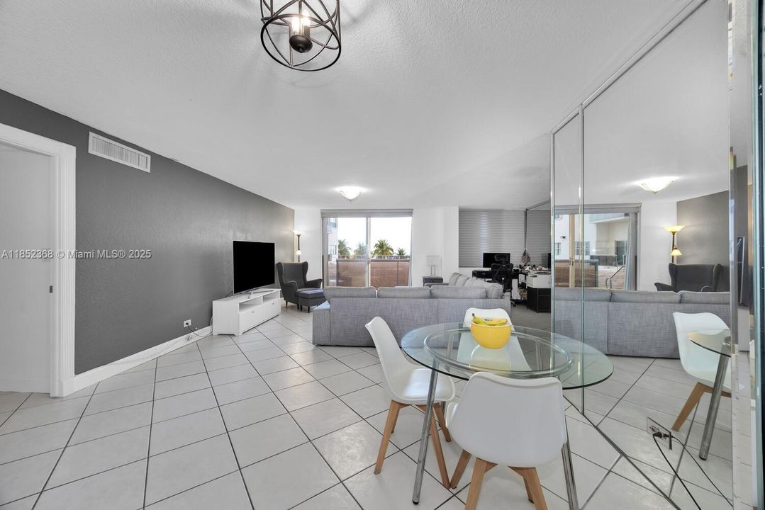 For Sale: $545,000 (2 beds, 2 baths, 1290 Square Feet)