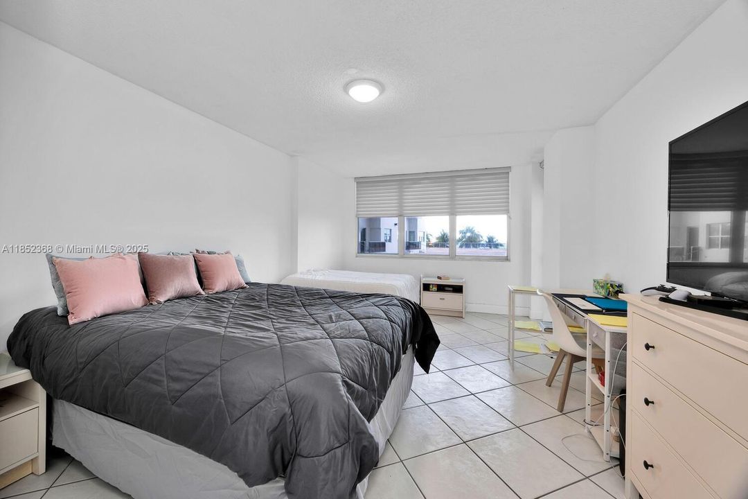 For Sale: $545,000 (2 beds, 2 baths, 1290 Square Feet)