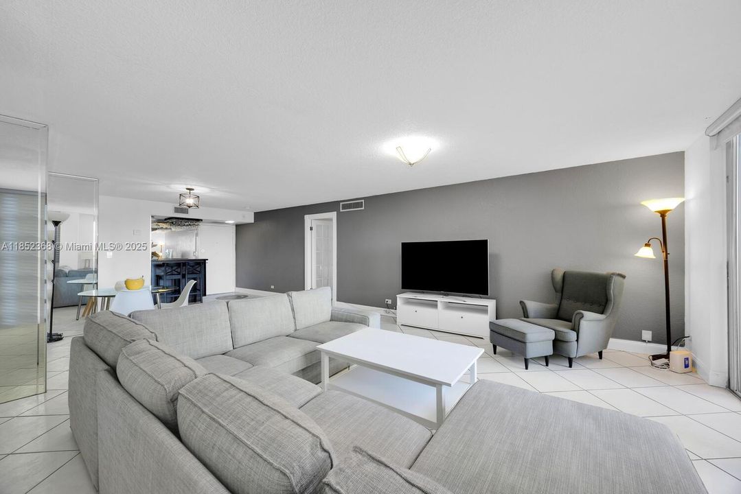 For Sale: $545,000 (2 beds, 2 baths, 1290 Square Feet)