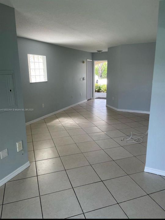 В аренду: $2,300 (3 спален, 2 ванн, 1099 Квадратных фут)