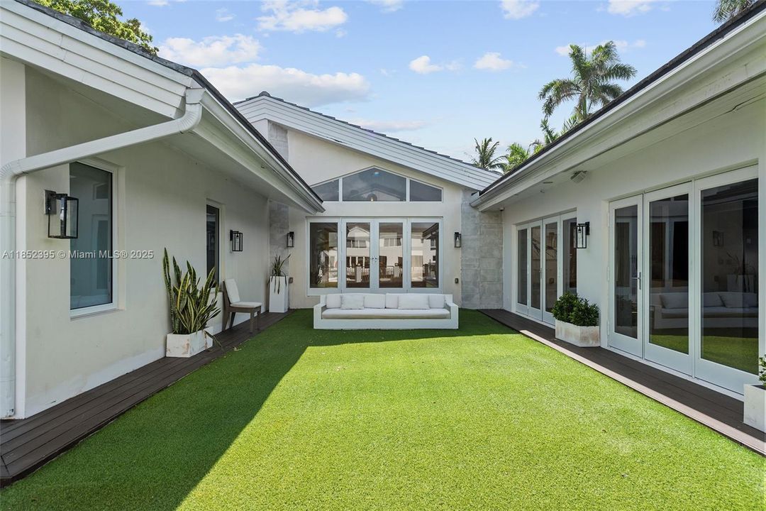 For Sale: $8,995,000 (7 beds, 5 baths, 4596 Square Feet)