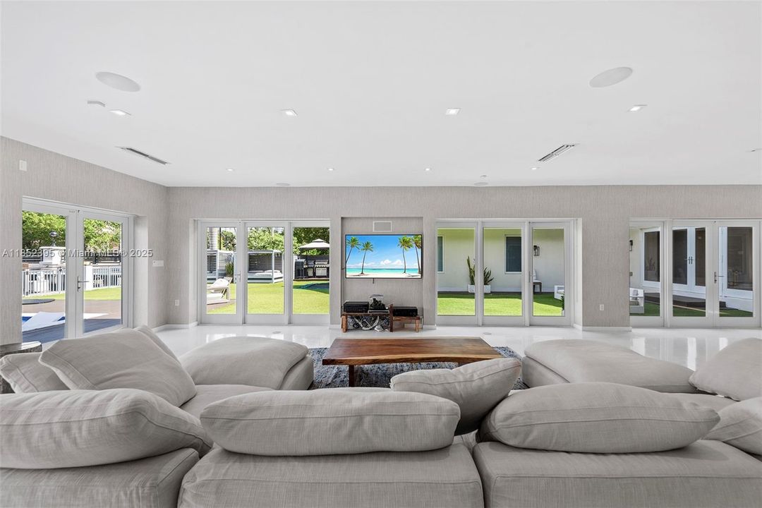 For Sale: $8,995,000 (7 beds, 5 baths, 4596 Square Feet)