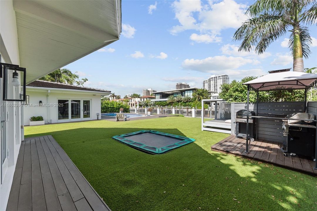 For Sale: $8,995,000 (7 beds, 5 baths, 4596 Square Feet)