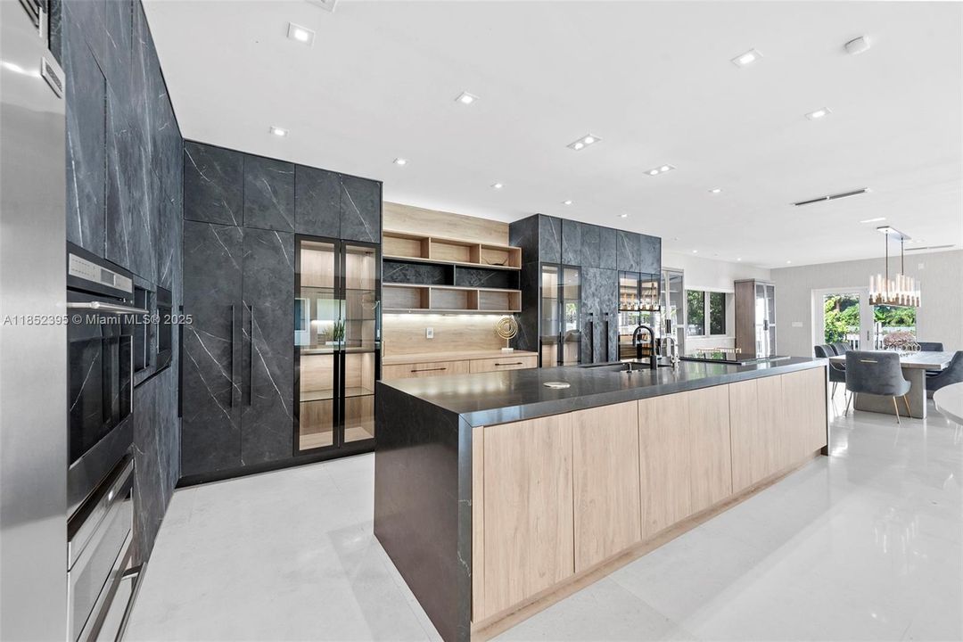 For Sale: $8,995,000 (7 beds, 5 baths, 4596 Square Feet)