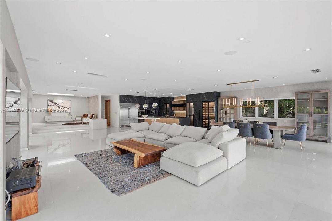 For Sale: $8,995,000 (7 beds, 5 baths, 4596 Square Feet)