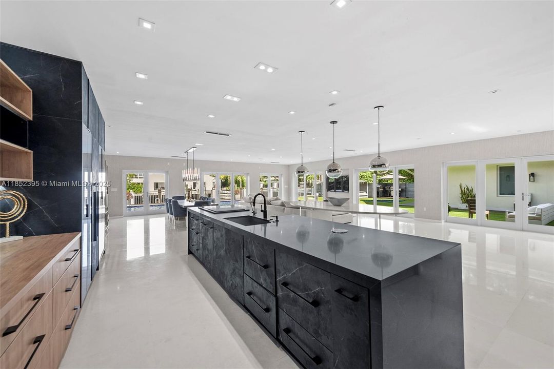 For Sale: $8,995,000 (7 beds, 5 baths, 4596 Square Feet)