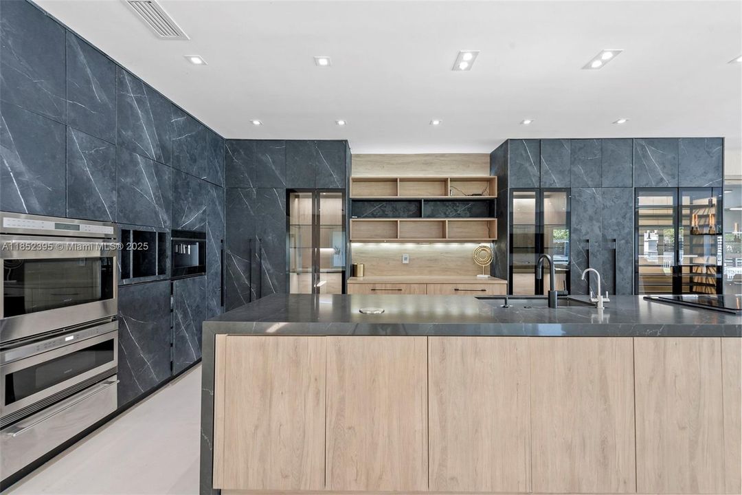 For Sale: $8,995,000 (7 beds, 5 baths, 4596 Square Feet)