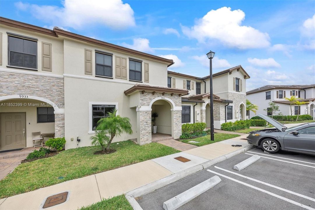 Недавно продано: $452,000 (3 спален, 2 ванн, 1539 Квадратных фут)