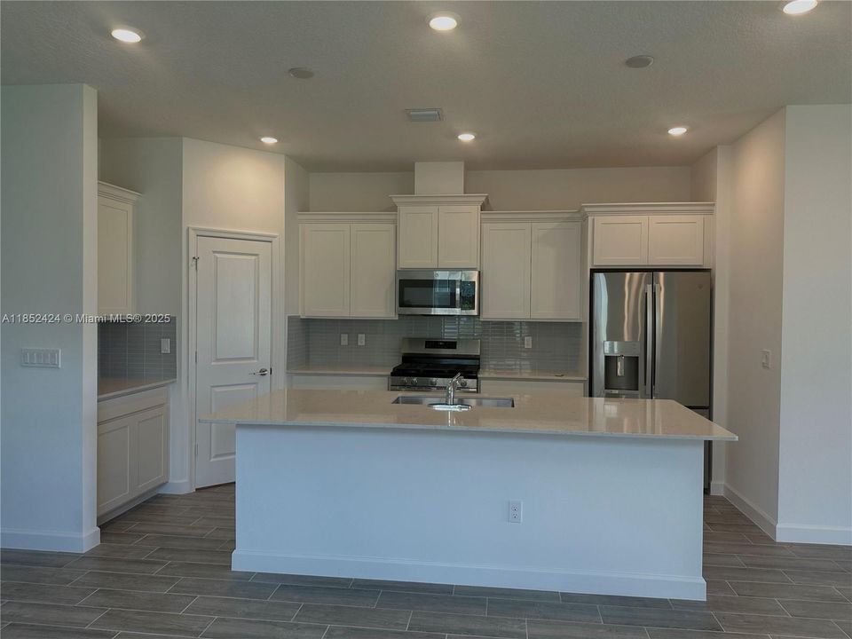 Под контрактом: $3,150 (3 спален, 2 ванн, 1758 Квадратных фут)