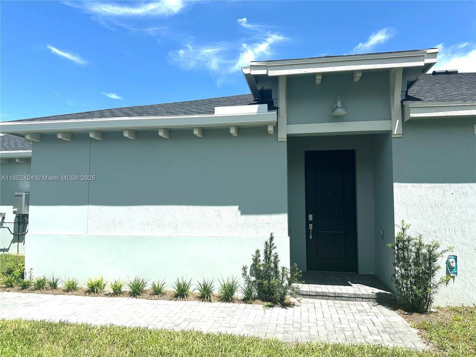 Под контрактом: $3,150 (3 спален, 2 ванн, 1758 Квадратных фут)