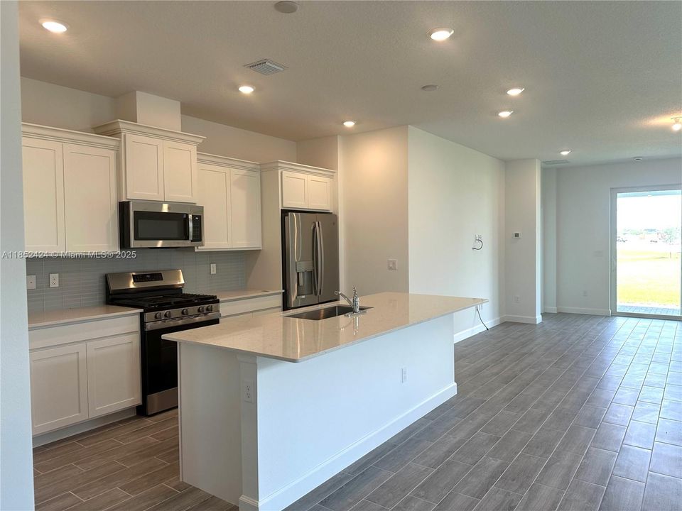 Под контрактом: $3,150 (3 спален, 2 ванн, 1758 Квадратных фут)